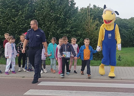 uczniowie z Mrówką ćwiczą bezpieczne przejście przez jezdnię