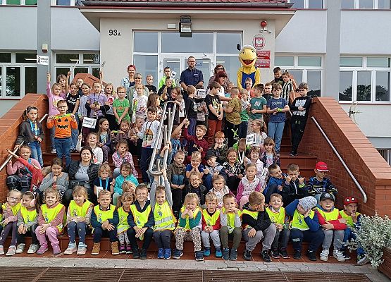 zdjęcie grupowe przed budynkiem szkoły