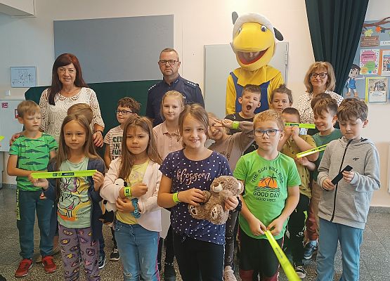 zdjęcie grupowe dzieci z nauczycielką, policjantem i Mrówką