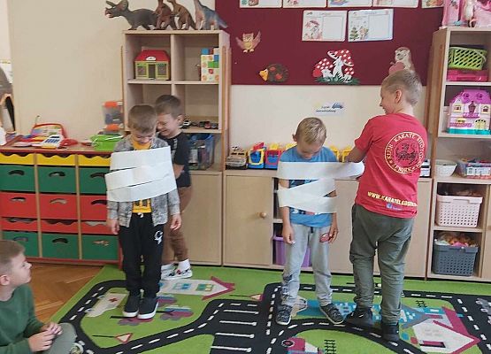 chłopcy bawią się w mumie