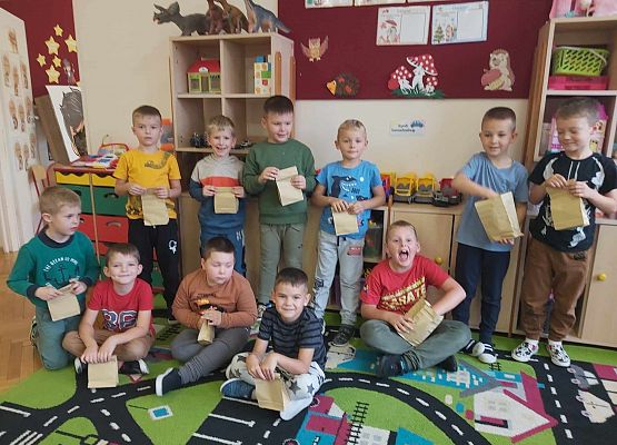 chłopcy oglądają upominki