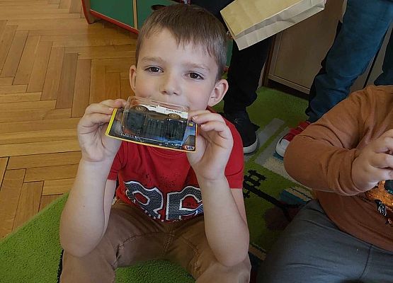 chłopiec pokazuje swój upominek