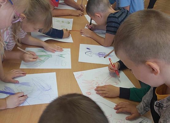 dzieci rysują kredkami