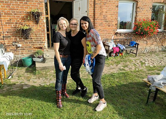 trzy panie uśmiechają się