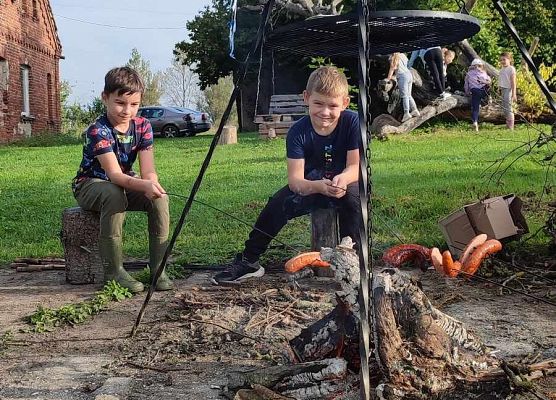 uczniowie pieką kiełbaski