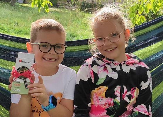 dzieci siedzą na hamaku