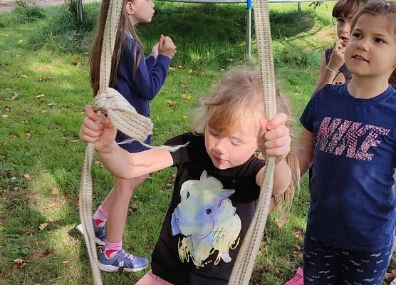 uczennica buja się na huśtawce