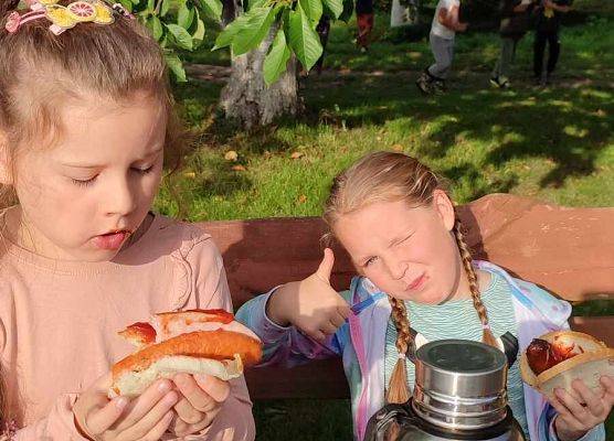 dziewczynki jedzą kiełbaski