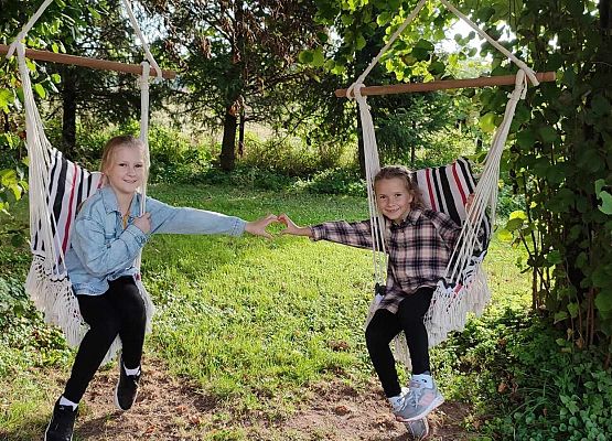 dzieci bujają się na huśtawkach