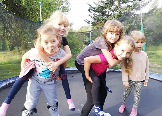 dzieci na trampolinie