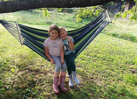 dziewczynki siedzą na hamaku