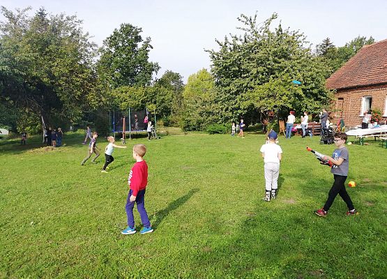 uczniowie bawią się