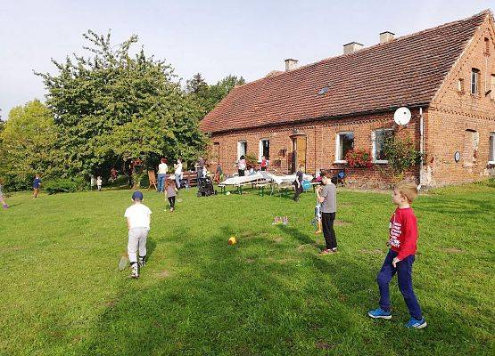 uczniowie bawią się