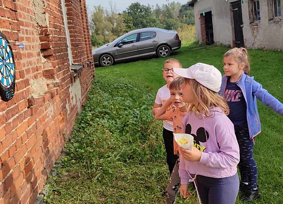 uczniowie bawią się
