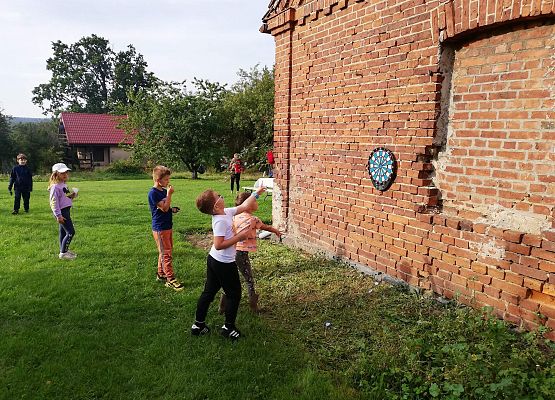 uczniowie bawią się