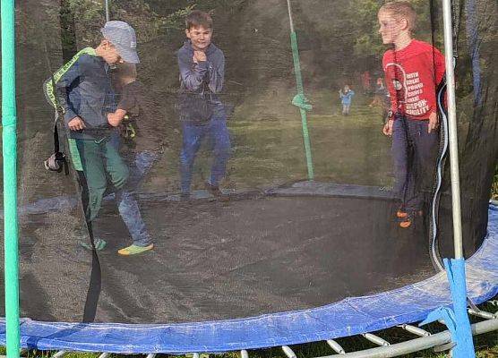 uczniowie skaczą na trampolinie