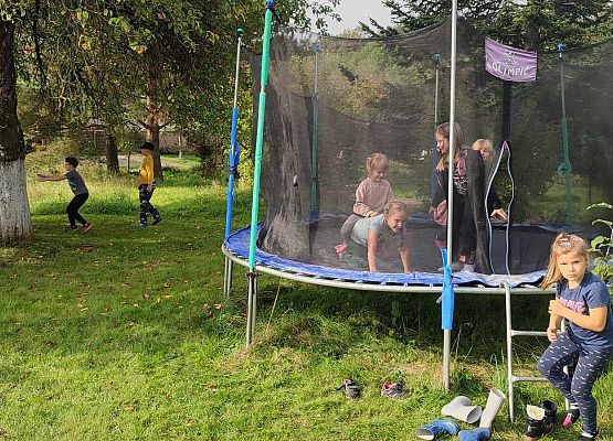 uczniowie skaczą na trampolinie