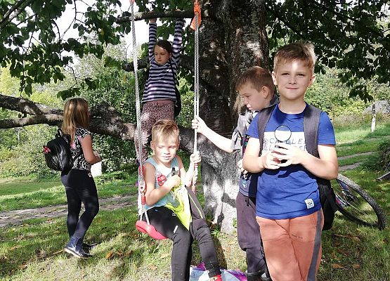 uczniowie bawią się