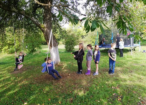 uczniowie bawią się