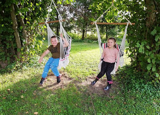 uczniowie bawią się