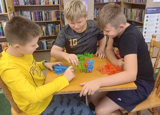 uczniowie grają w grę planszową