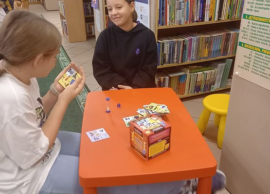 uczniowie grają w grę planszową