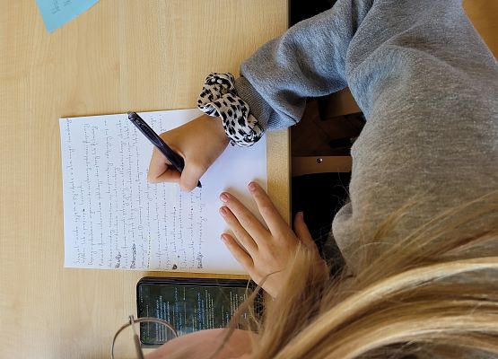 uczennica wyjaśnia anglicyzmy