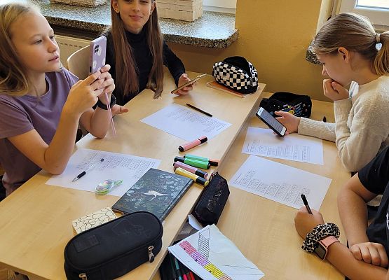 uczennice szukają w internecie znaczeń anglicyzmów