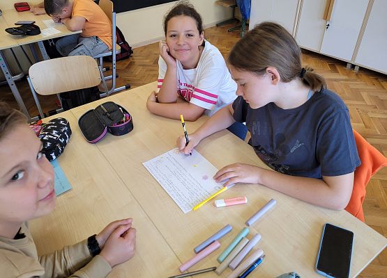 uczniowie wykonują zadanie.