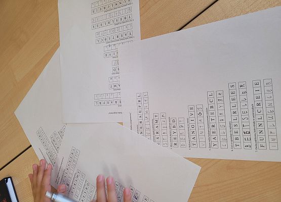 uczniowie wykonują zadanie.