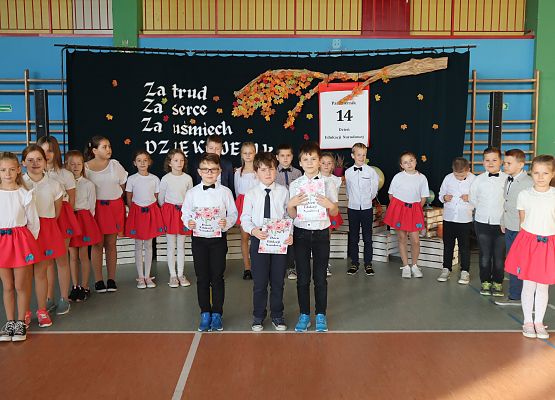 uczniowie występują na scenie