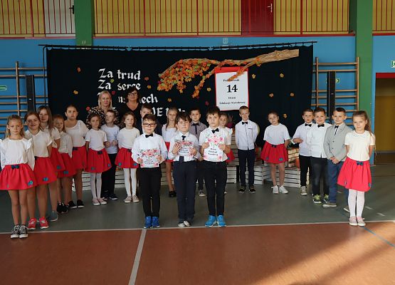 uczniowie występują na scenie