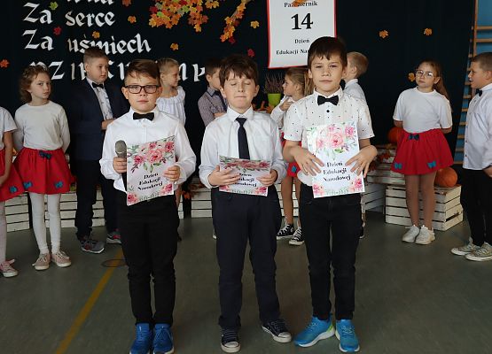 uczniowie występują na scenie