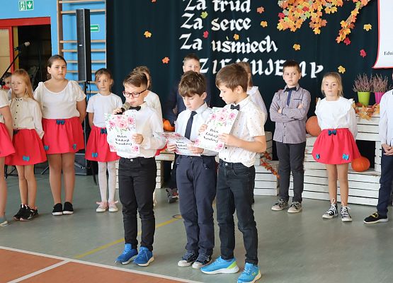 uczniowie występują na scenie