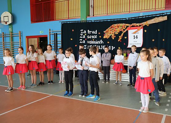 uczniowie występują na scenie