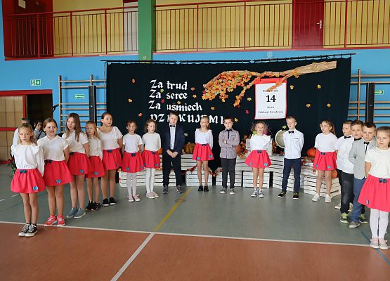 uczniowie występują na scenie