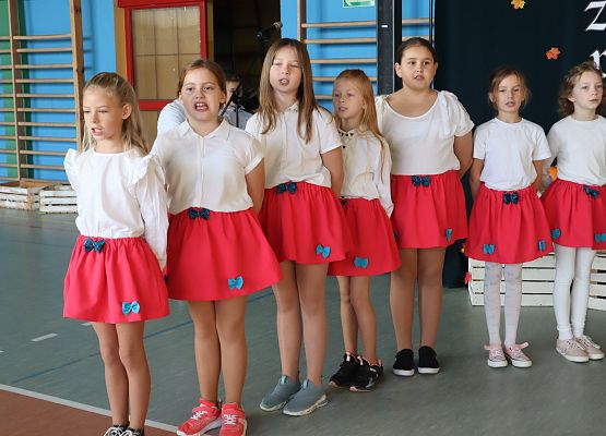 uczniowie występują na scenie