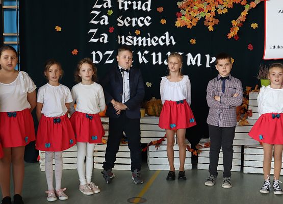 uczniowie występują na scenie