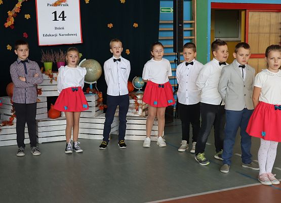 uczniowie występują na scenie