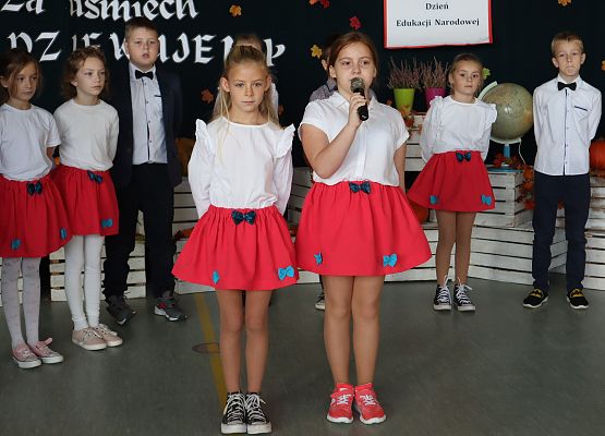 uczniowie występują na scenie