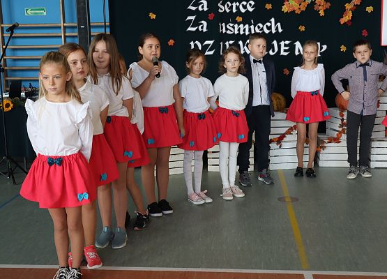 uczniowie występują na scenie