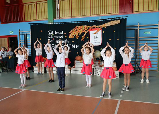 uczniowie występują na scenie