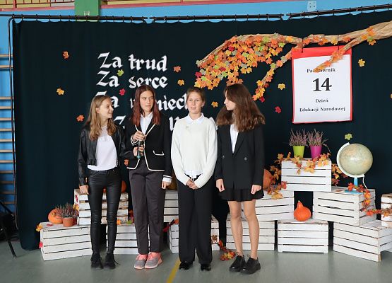 uczniowie występują na scenie