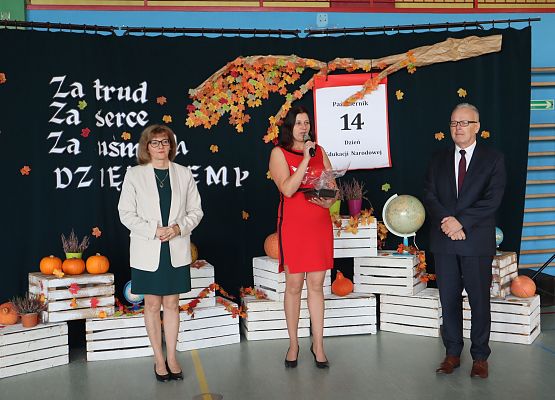 przewodnicząca Rady Rodiców składa życzenia, obok dyrektor i pani wicedyrektor