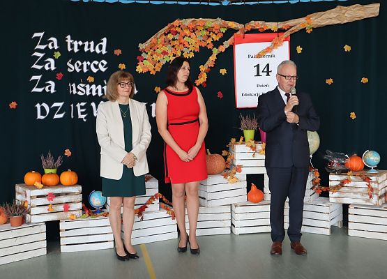 dyrektor przemawia, obok stoją: przewodnicząca rady rodziców i pani wicedyrektor