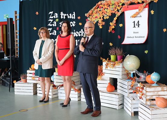 dyrektor przemawia, obok stoją: przewodnicząca rady rodziców i pani wicedyrektor