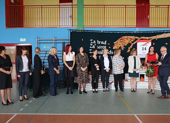 dyrektor wręcza dyplomy nagrodzonym nauczycielom