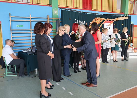 dyrektor wręcza dyplomy nagrodzonym nauczycielom