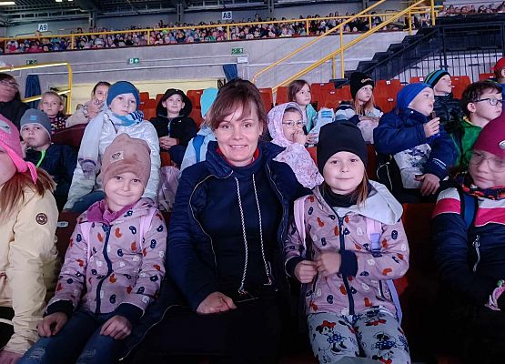 nauczycielka z uczniami