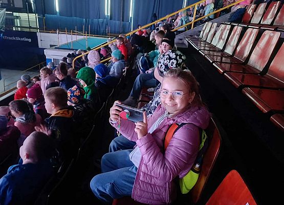 uczniowie oglądają rewię